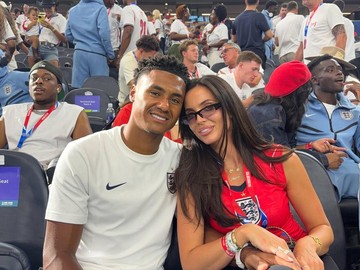 Dilema Busana Tak Terduga WAGs Inggris di Boston: Istri Ollie Watkins Terpaksa Ganti Rencana Pakaian di Tengah Cuaca Tak Menentu