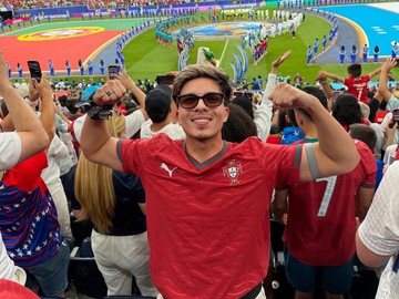 Atta Halilintar menonton pertandingan Portugal vs Uzbekistan. Ia memakai jersey Portugal dengan kacamata hitam dan celana jins. (Foto: dok Instagram attahalilintar)