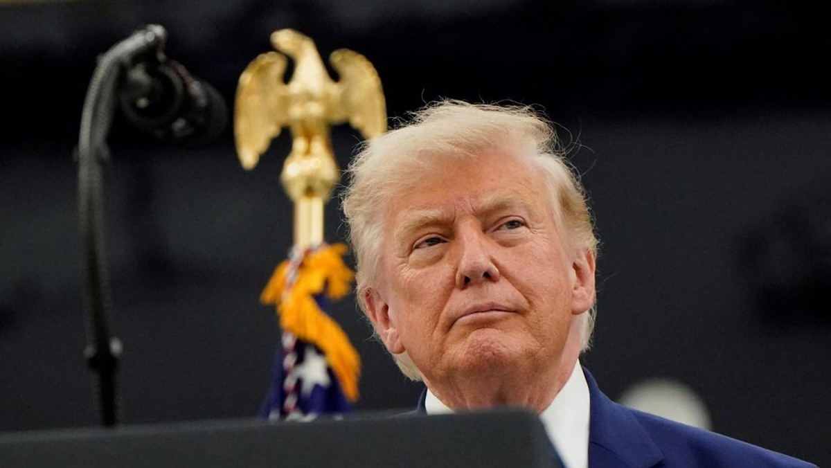 Foto: Presiden AS Donald Trump memberi isyarat saat ia meninjau pesawat VC-25B yang dihadiahkan oleh Qatar yang akan digunakan sebagai Air Force One, di Pangkalan Gabungan Andrews, Maryland, AS, Jumat (19/6/2026). (REUTERS/Elizabeth Frantz)