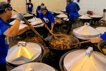 Perewang memasak daging kerbau saat persiapan tradisi pembuatan nasi jangkrik di kompleks makam Sunan Kudus, Kudus, Jawa Tengah, kemarin. ANTARA FOTO/Nirza