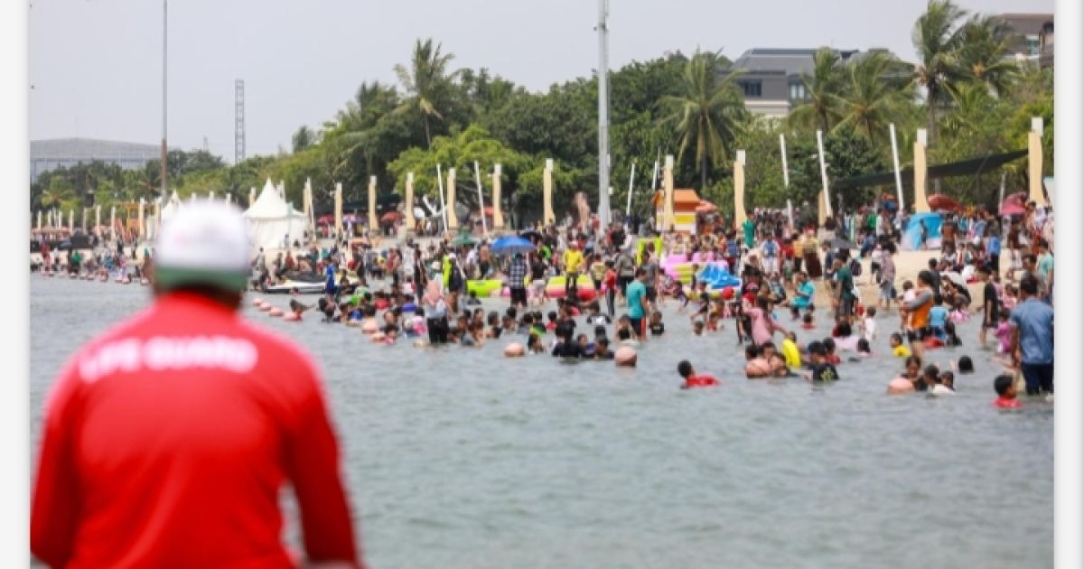 Rayakan HUT Jakarta ke-499, Ancol Buka Akses Masuk Gratis Selama Tiga Hari untuk Seluruh Warga Indonesia (Foto: Pengunjung Menikmati Wisata Pantai di Ancol/Berita Jakarta)
