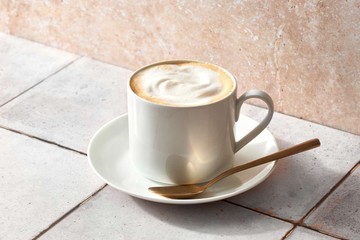 Espresso adalah kopi pekat dari hasil ekstraksi bubuk kopi dengan tekanan tinggi. Rasanya kuat, intens, dan menjadi dasar berbagai minuman kopi lainnya. Foto: Istimewa