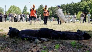 Simulasi tanggap darurat risiko beruang di Jepang. (Kim Kyung-Hoon/Reuters)