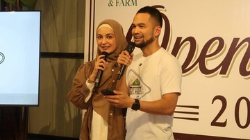 Sebelum menikah dengan Teuku Wisnu, Shireen Sungkar pernah pacaran dengan Adly Fairuz. Mereka bertiga sama-sama membintangi sinetron Cinta Fitri. Asmara Shireen dan Adly kandas pada 2010 setelah tiga tahun pacaran. Berawal dari cinta lokasi, Teuku Wisnu meluluhkan hati Shireen. Kemudian mereka menikah pada 17 November 2013 setelah berpacaran selama dua tahun. Foto: Instagram @shireensungkar