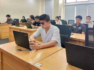 Andika Mahesa membagikan momen saat sedang mengikuti ujian kuliah, yang terlihat dirinya memakai kemeja bergaris dan kacamata hitam. Vokalis Kangen Band itu mengambil pendidikan tinggi di Universitas Terbuka Lampung. (Foto: dok Instagram babang_andikamahesa)