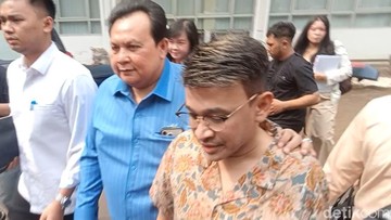 Ruben Onsu didampingi kuasa hukum, Minola Sebayang ke KPAI. Foto: Muhammad Ahsan Nurrijal/detikcom