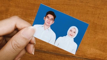 Dea Annisa memamerkan pas foto dengan latar biru bersama dengan Mazaki Ahmad. Foto: Instagram @deaaannisa