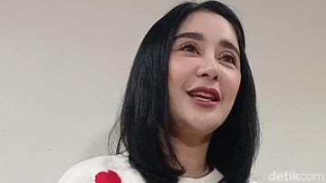 Uut Permatasari cerita cara unik dirinya mengatasi rindu dengan suami saat LDM. Foto: Febryantino/detikcom