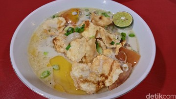 Legendaris dari Bandung, Sop Kaki Kambing & Sapi Dua Saudara kini bisa dinikmati di Jakarta. Seporsinya dibanderol mulai Rp 52.000 dengan kuah gurih dan isian melimpah. Foto: detikcom