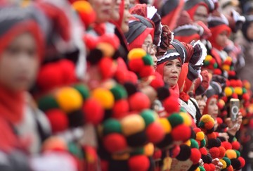Peserta dari Nagari Padang Magek berbaris menyambut tamu pada Festival Minangkabau di Istano Basa Pagaruyuang, Tanah Datar, Sumatera Barat, kemarin. ANTARA FOTO/Fitra Yogi