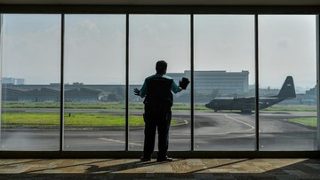 Petugas membersihkan kaca di ruang tunggu Bandara Husein Sastranegara, Bandung, Jawa Barat (Raisan Al Farisi/Antara)