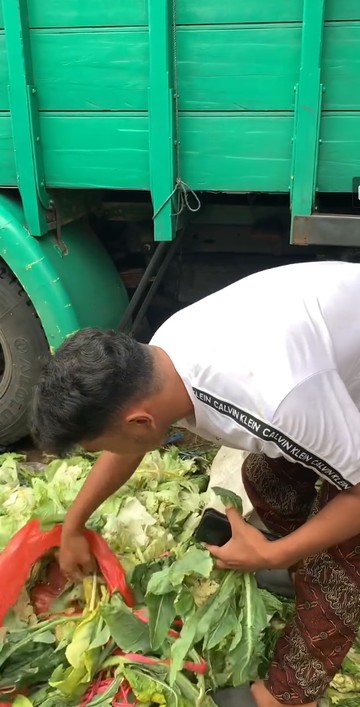 Viral aksi anak kos tanpa gengsi mulung sayur sisa pasar yang masih layak. Bermodal teliti, mereka dapat stok kembang kol hingga cabai demi hemat uang. Foto: Dok. Instagram @sagara_sagara.aja.