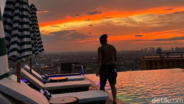 Menikmati Sunset dan City Light Surabaya dari 28th Sky Beach Club The Trans Luxury Hotel (Aprilia Devi)