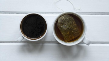 Duel Pembakar Lemak: Membedah Efektivitas Teh Hijau dan Kopi Hitam untuk Program Diet
