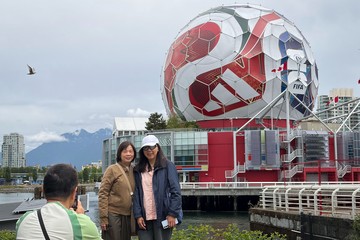 Warga memotret instalasi raksasa berbentuk bola resmi Piala Dunia 2026 yang menghiasi gedung Science World di Vancouver, Kanada, Kamis (25/6/2026). ANTARA FOTO/Arif Prada  