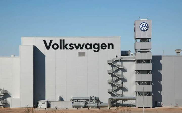 Ilustrasi: Strategi Restrukturisasi Besar Volkswagen: Penutupan Pabrik dan Dampak Potensial pada Tenaga Kerja Global