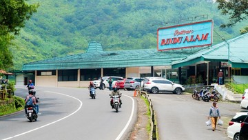 Restoran Rindu Alam yang ikonik di Puncak, Bogor beroperasi sejak 1979. Sayangnya, restoran ini tutup permanen pada 2020. Foto: Site Culinary/Visual