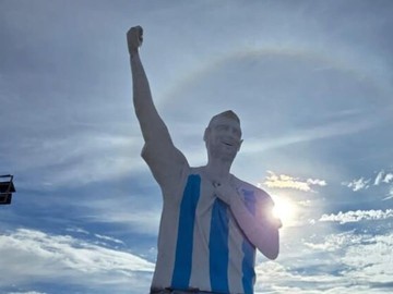 Patung Lionel Messi di Argentina. (Instagram/@artifaxing)