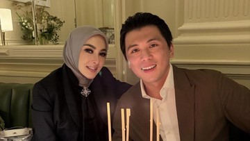 Syahrini memberikan kejutan kepada Reino Barack yang ulang tahun ke-42. Momen perayaan ulang tahun Reino Barack dilakukan saat mereka berada di Belgia. Foto: Instagram/@princessyahrini
