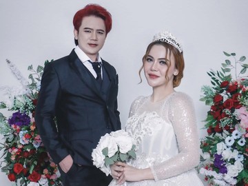 Pesulap Merah mengaku bukan kali ini saja ditanya soal penampilan istrinya yang dibilang tua. Ia lalu menjelaskan terkait hal itu. (Foto: dok Instagram marcelradhival1)