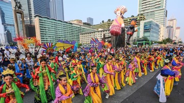 Penari membawakan tarian budaya Nusantara pada acara Jakarta Penuh Warna saat Hari Bebas Kendaraan Bermotor (HBKB) di kawasan Bundaran HI, Jakarta, Minggu (28/6/2026). Pertunjukan tersebut menjadi bagian dari perayaan HUT ke-499 Kota Jakarta yang mengangkat semangat kebangsaan dan keberagaman menuju Jakarta sebagai kota global. ANTARA FOTO/Asprilla Dwi Adha