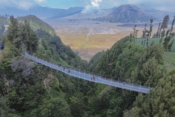 Jembatan Kaca Seruni Point Bromo di Kabupaten Probolinggo, Jawa Timur, resmi dibuka untuk umum, Sabtu (27/6/2026). ANTARA FOTO/Irfan Sumanjaya