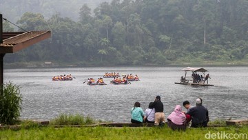 Danau Situ Gunung, terletak di Taman Nasional Gunung Gede Pangrango (TNGGP). Secara administratif berada di Desa Gedepangrango, Kecamatan Kadudampit, Kabupaten Sukabumi, sekitar 15 km dari pusat kota.