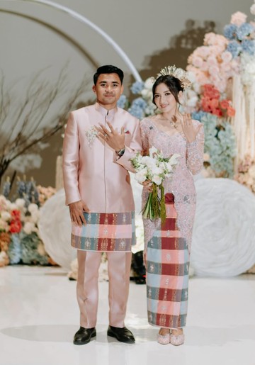 Momen Romantis Asnawi Mangkualam dan Yuriska Patricia: Intip Detail Kemesraan dalam Balutan Busana Adat Pink Pastel
