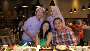 Ayu Ting Ting merayakan ulang tahun bersama keluarga di salah satu restoran all you can eat. Foto: dok instagram Ayu Ting Ting