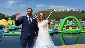 Pasangan Amerika Pecahkan Rekor Dunia dengan Sesi Pembaruan Janji Nikah Ekstrem di Taman Air