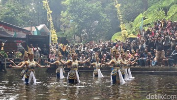 Ritual Siraman Sedudo Nganjuk (Bakrie)