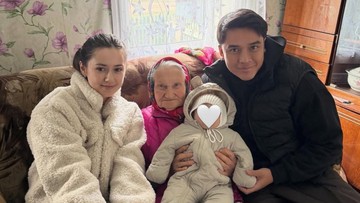Momen Billy Syahputra membawa buah hati ke Belarus. Foto: Instagram @vika.kolesnaya