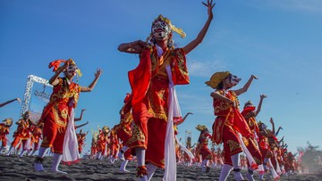 Sejumlah penari menampilkan tari Segoro Topeng Kaliwungu di Pantai Watu Pecak, Desa Selok Awar-Awar, Kecamatan Pasirian, Lumajang, Jawa Timur. Pagelaran kolosal bertema 