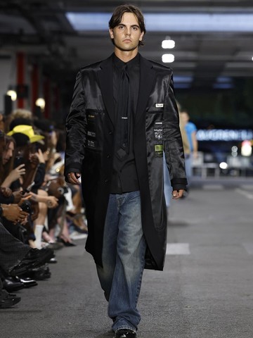 Mengikuti Jejak Sang Ibu, Putra Britney Spears Debut Eksklusif di Panggung Mode Paris Fashion Week