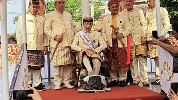 Presiden ke-7 RI Joko Widodo (Jokowi) menginjak kepala kerbau saat prosesi adat di Lampung, Minggu (28/6/2026) (Dok. Bestari Barus/PSI)