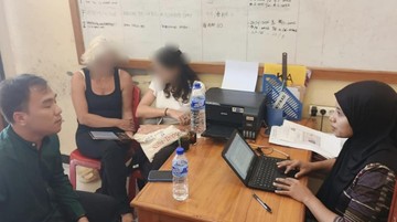 Korban IMC (baju putih) membuat laporan kasus pencabulan di Polres Sumba Barat Daya. (dok. Polres Sumba Barat Daya)