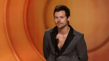 Momen Dramatis Harry Styles Batuk Hebat Hingga Terjatuh Saat Konser di Tengah Gelombang Panas London