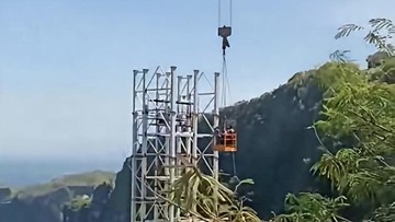 Tangkapan layar video aktivitas di area pembangunan lift kaca Pantai Kelingking, Nusa Penida, Klungkung, Bali. (Dok. Istimewa)