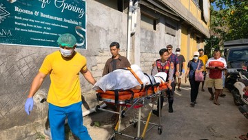 Evakuasi jenazah WN Denmark AKL (42) di Nusa Lembongan, Kecamatan Nusa Penida, Bali (Dok. Polsek Nusa Penida).
