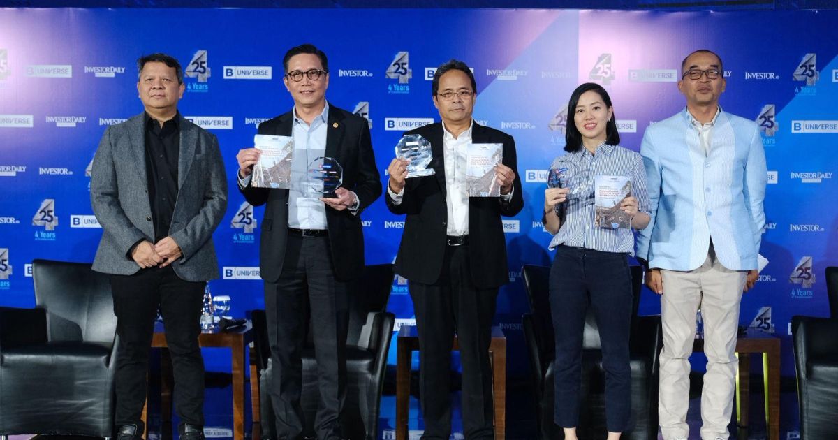 Jeffrey Hendrik (Dirut BEI), Aqus Haryoto Widodo (Dirut Bank Jakarta), Claudia Kolonas (Co Founder Pluang) foto bersama usai bincang-bincang 
