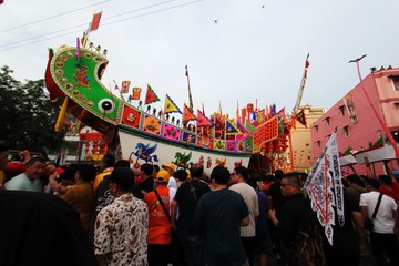 Warga etnis Tionghoa mengarak replika tongkang menuju Klenteng In Hok King di Kota Bagansiapiapi, Rokan Hilir, Riau, kemarin. ANTARA FOTO /ASWADDY HAMID