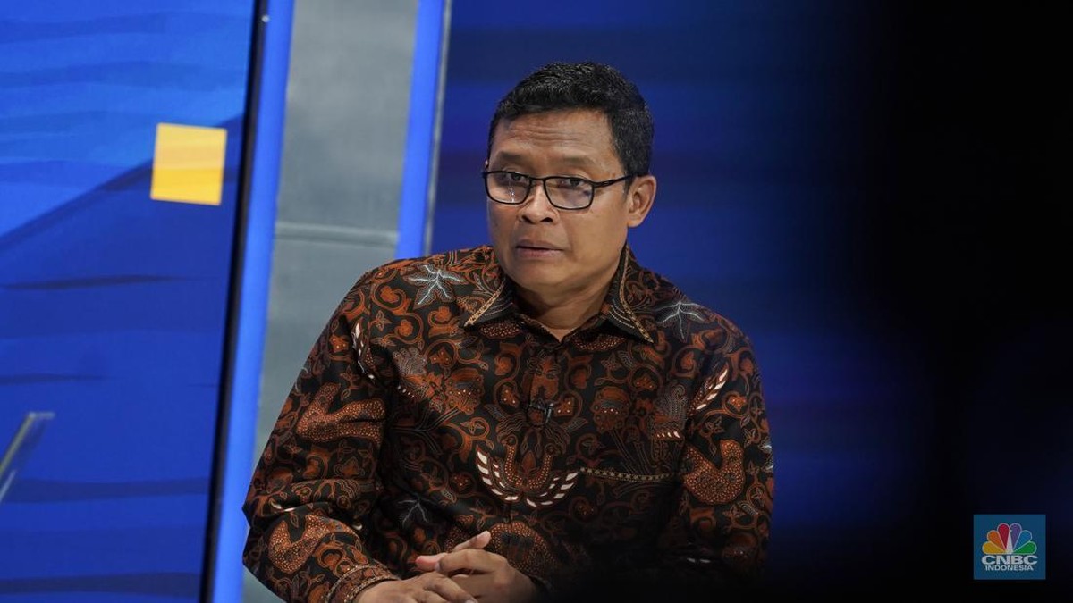 Foto: Direktur Jenderal Pajak, Bimo Wijayanto dalam program CNBC Indonesia Squawk Box di Jakarta, Selasa (18/11/2025). (CNBC Indonesia/Tias Budiarto)
