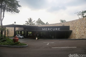 Hotel ini berada di tengah hamparan hijau yang asri. Suasananya dirancang untuk membuat tamu melambat dan lebih dekat dengan alam. Akses menuju hotel tergolong mudah dari Jakarta dan Bogor. Lokasinya strategis untuk perjalanan darat maupun kereta.
