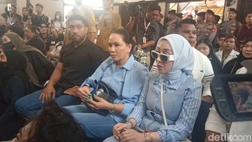 Reza Gladys saat hadiri sidang Nikita Mirzani di PN Jakarta Selatan. Foto: Muhammad Ahsan Nurrijal/detikcom