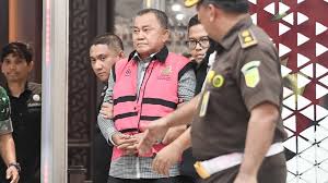 Tersangka dugaan tindak pidana korupsi tata kelola program Makan Bergizi Gratis (MBG) pada Badan Gizi Nasional (BGN) Lodewyk Pusung (tengah) berjalan memasuki mobil tahanan di Kejaksaan Agung, Jakarta, Rabu (3/6/2026). ANTARA FOTO/M Risyal Hidayat/bar