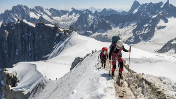 Pendaki memulai perjalanan menuju Mont Blanc melalui kawasan Aiguille du Midi di Pegunungan Alpen, Prancis. Gelombang panas membuat salju lebih cepat mencair sehingga jalur pendakian menjadi semakin menantang. REUTERS/Pierre Albouy