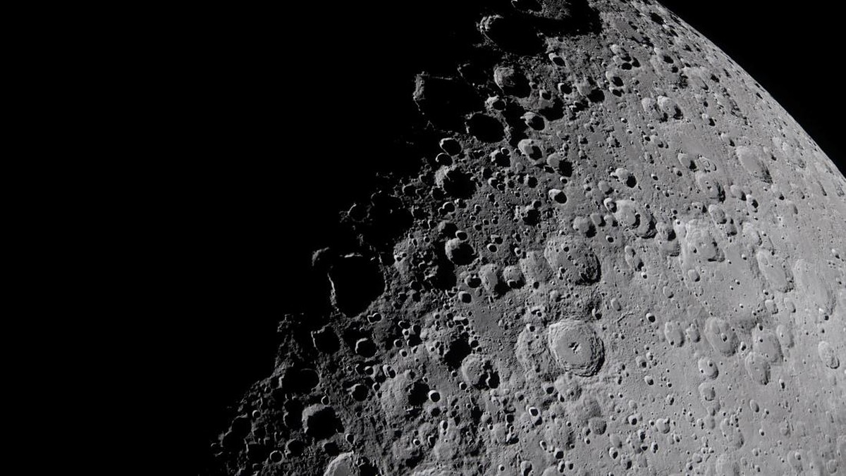 Foto: Pemandangan sebagian Bulan di tempat yang digambarkan NASA sebagai 