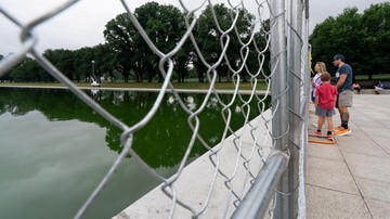 Menara kamera pengawas berdiri di sekitar Kolam Refleksi Monumen Lincoln, National Mall, Washington D.C., Amerika Serikat. Pengamanan kawasan diperketat dengan penambahan perangkat pemantau di sejumlah titik. REUTERS/Elizabeth Frantz