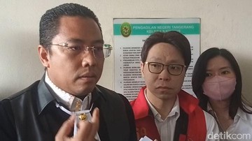 Pengacara, Richard Lee dan istrinya saat ditemui di Pengadilan. Foto: Ahsan/detikHOT