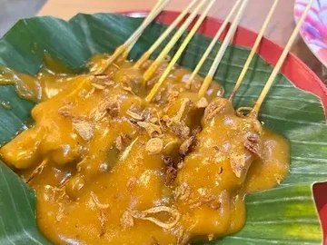 Sate Padang Mak Adjat di Kemayoran, Jakarta Pusat hadir sebagai tempat makan sate Padang tendaan sejak 1960. Harga satenya mulai dari Rp25 ribu yang sudah bikin kenyang! Foto: Google Review